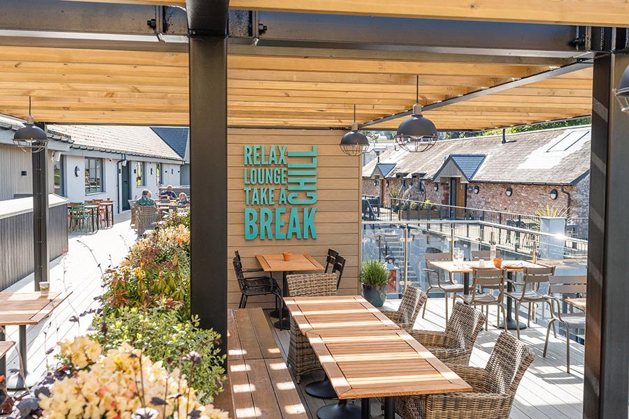 outside dining and drinking at Waterside Holiday Park