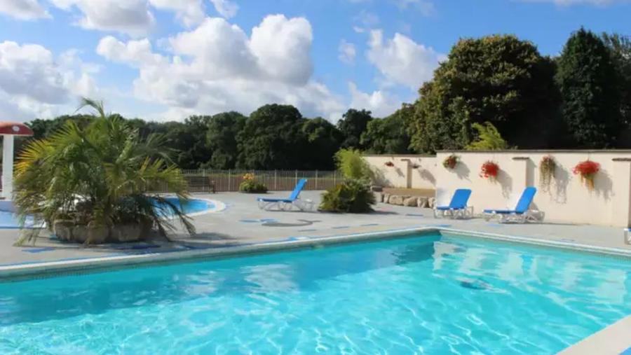 outdoor pool at Wilksworth Caravan Park