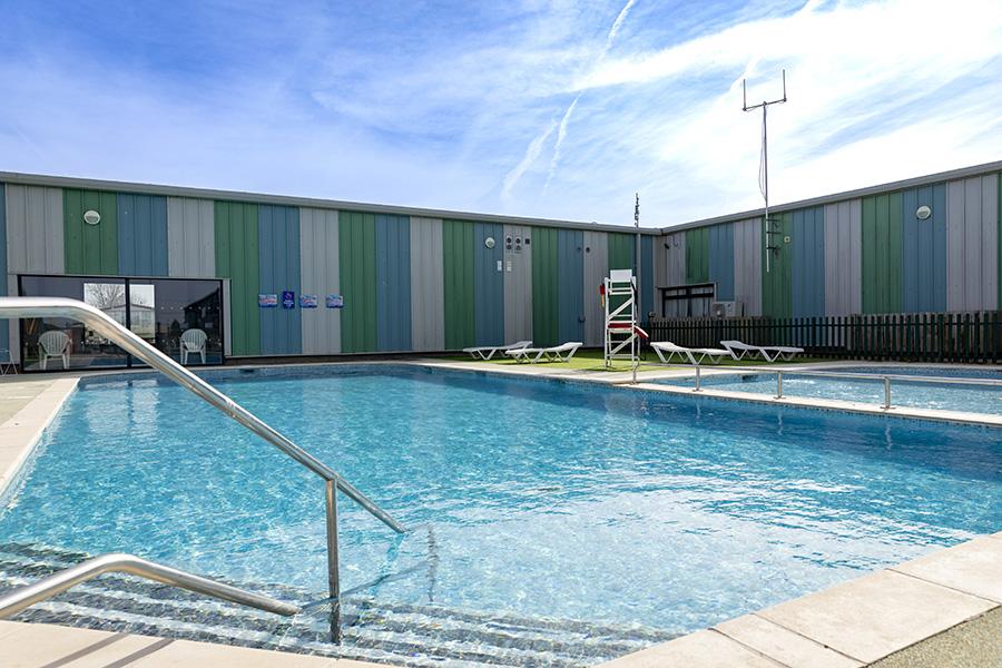 outdoor pool at Seawick Holiday Park