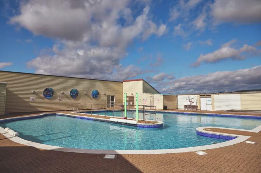 the outdoor swimming pool at Blue Dolphin Caravan Park