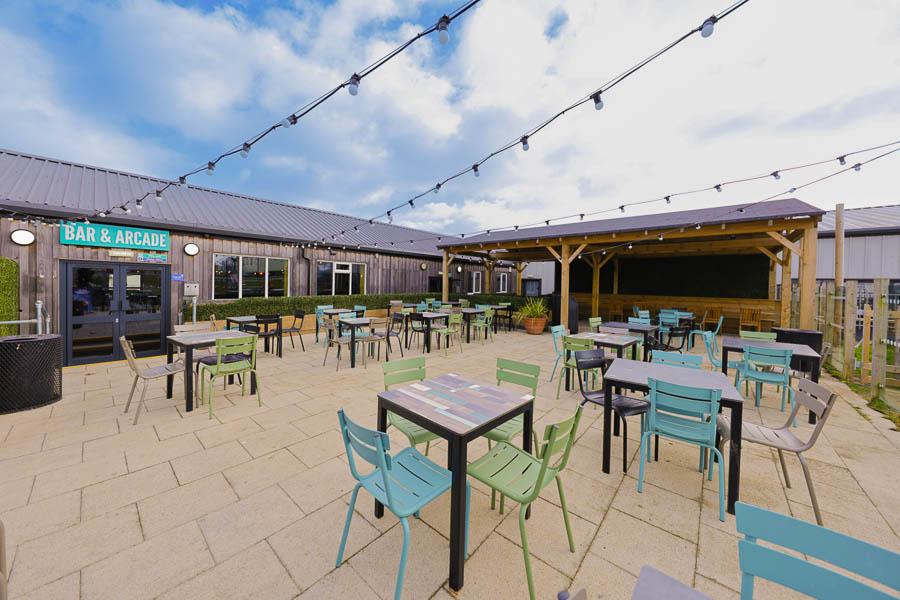 Harts Holiday Park outdoor tables and eating area