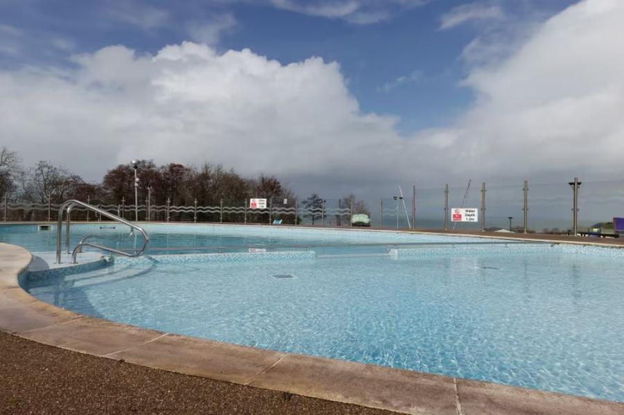 the outdoor swimming pool at Quay West Holiday Park